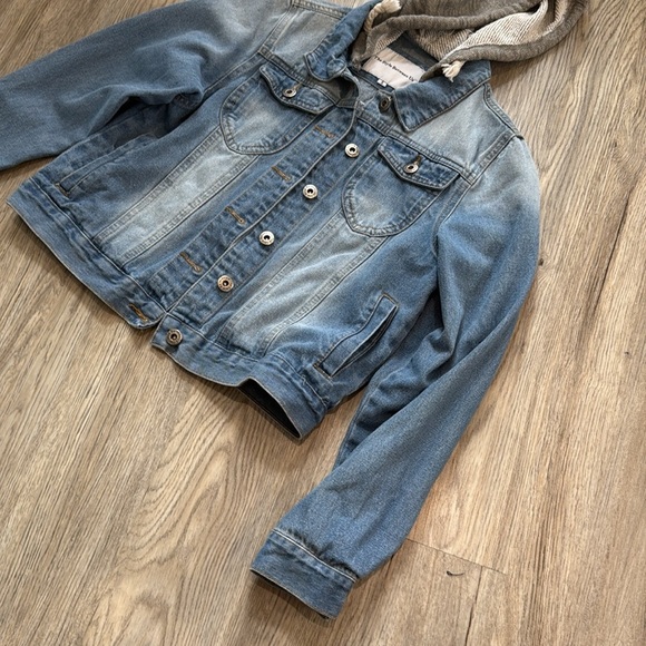 The Style Between Us Denim jacket with cloth hood Small (I5) - Picture 4 of 6